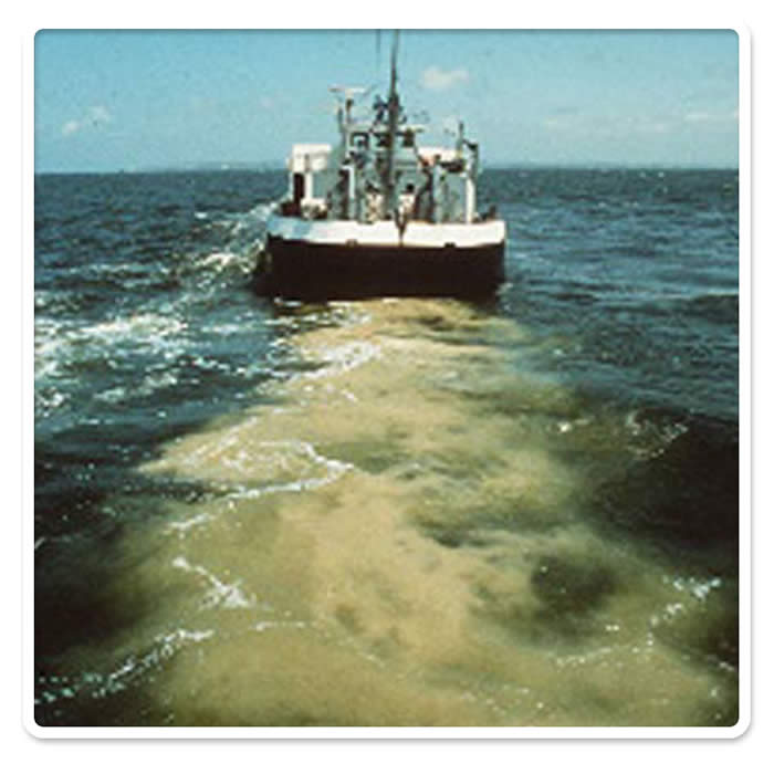 Sludge dumping in the North Sea ( Greenpeace / Gletzes).