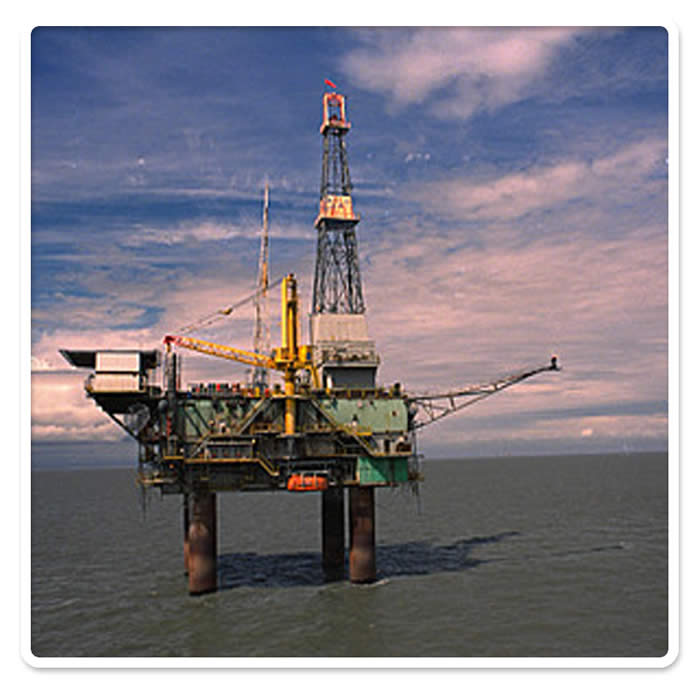 Dillon oil rig. Cook inlet, Alaska (� Greenpeace / Robert Visser, 1991).