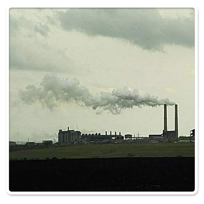 Air pollution, a major source of atmospheric carbon dioxide (� Greenpeace, 2006)
